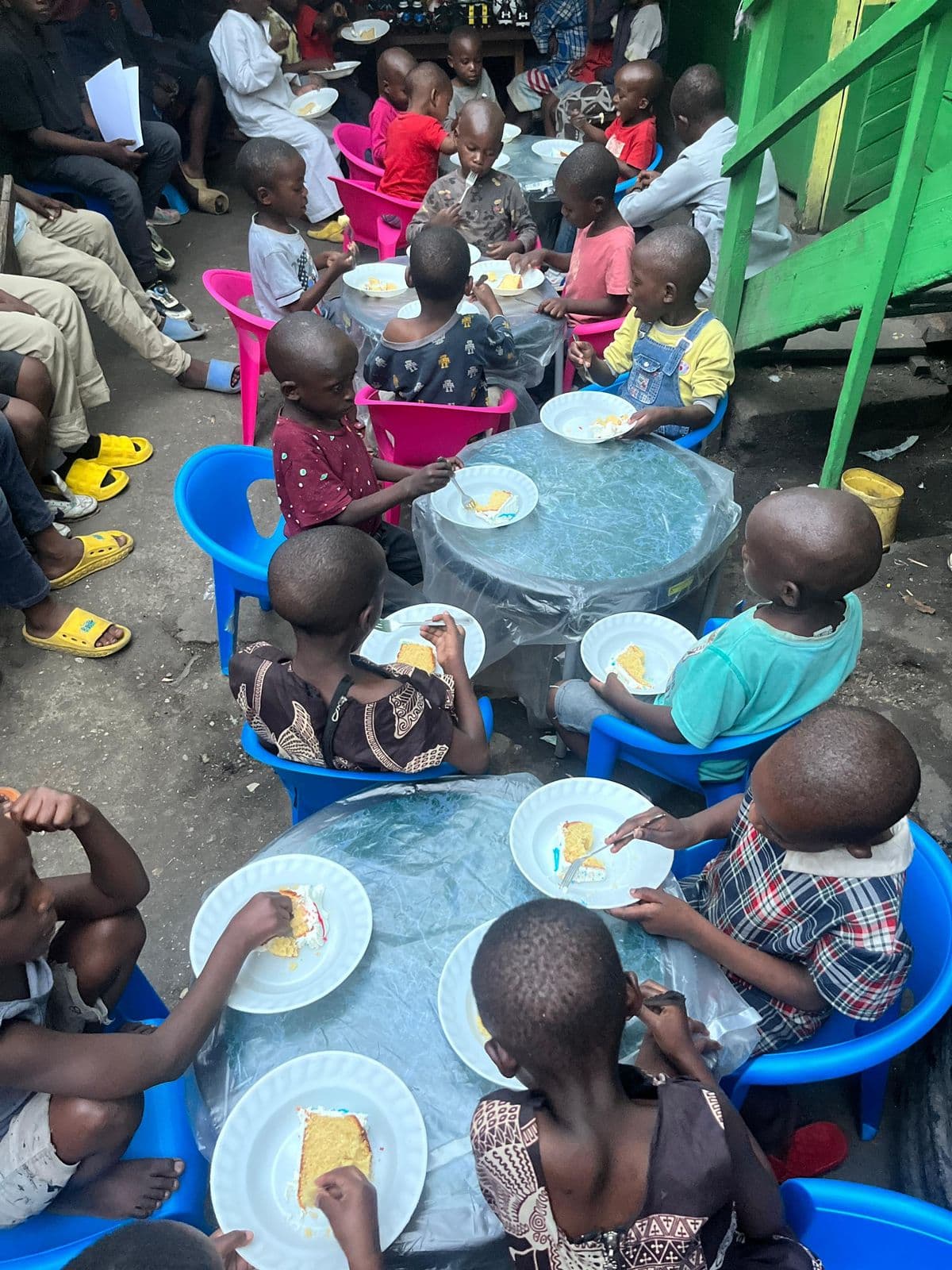 Au Congo, des enfants partagent un repas chaud autour d'une table.