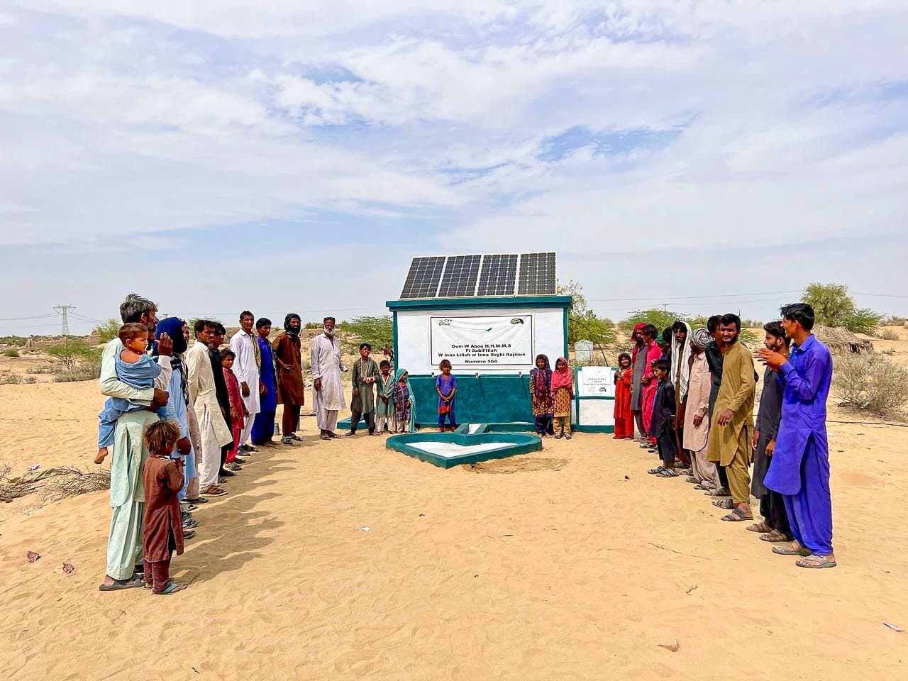 Les habitants d'un village pakistanais font la file devant leur nouveau puits équipé de panneaux solaires.