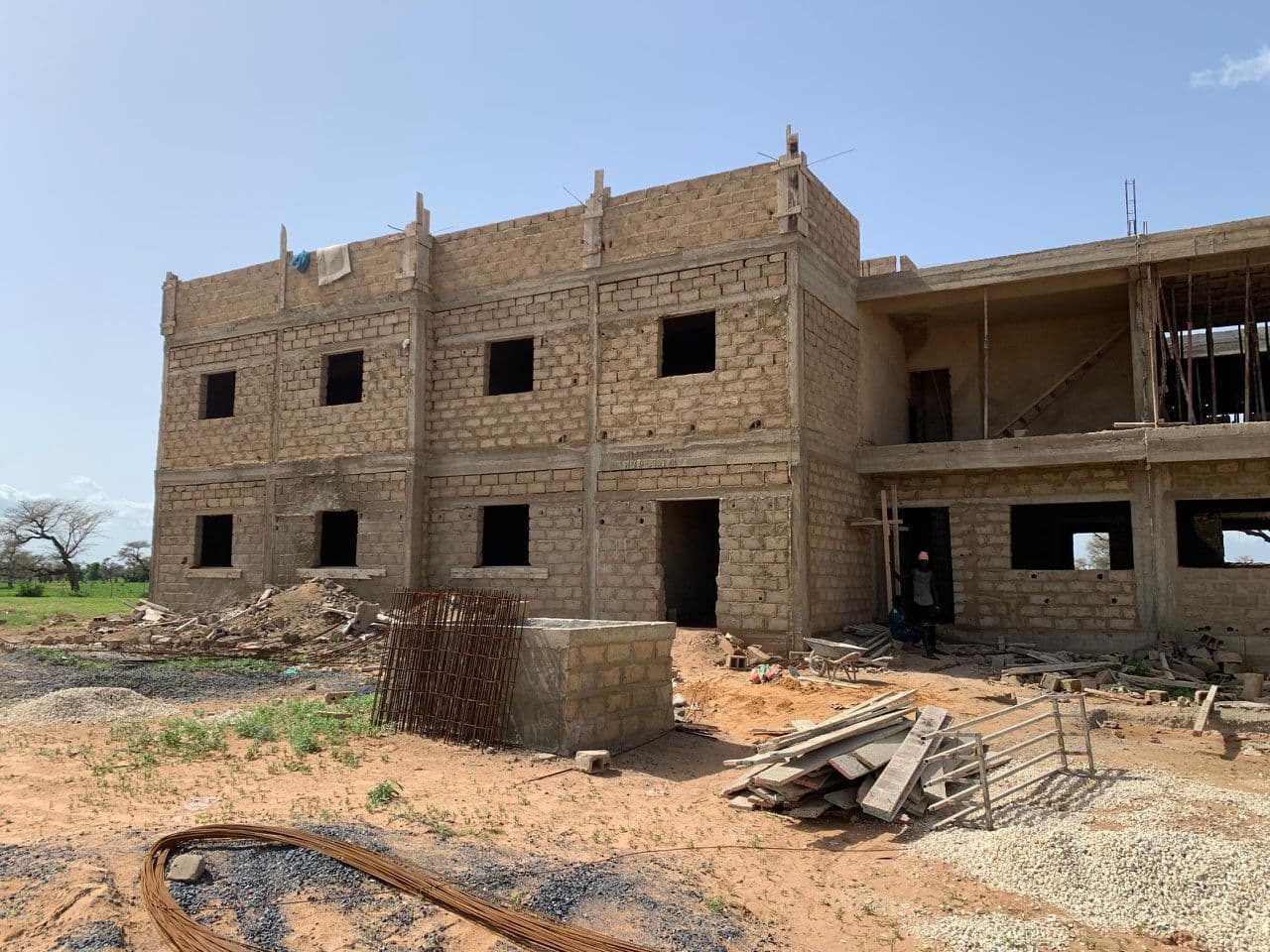 Le bâtiment du Centre des Lumières en construction à Touba Toul, ses deux étages de briques déjà montés.