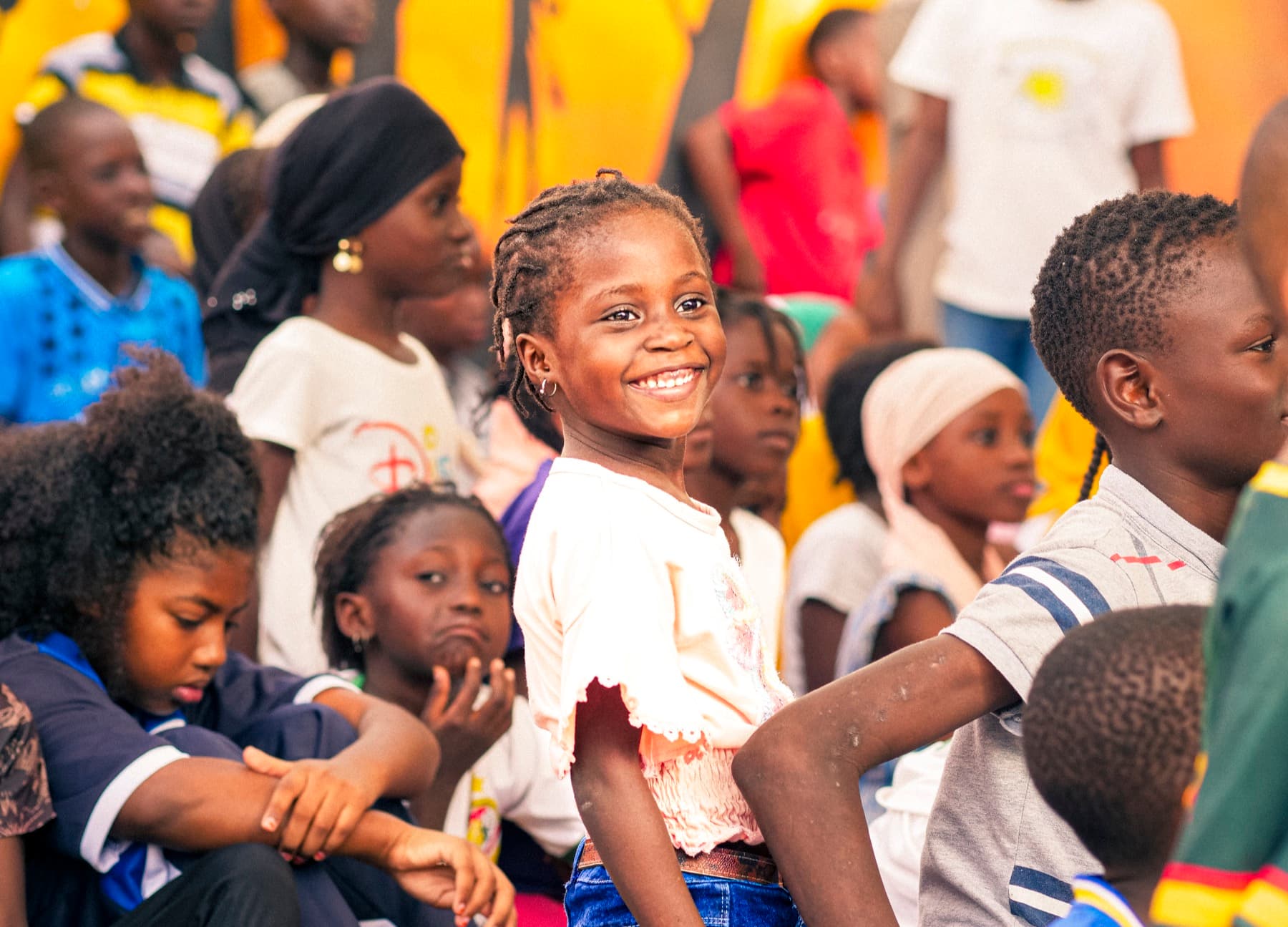 Les élèves d'une école partenaire réunis dans la cour, tout sourire.