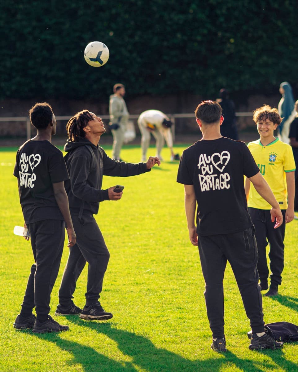 Des jeunes jouent au ballon lors d'un tournoi solidaire à Brunoy.